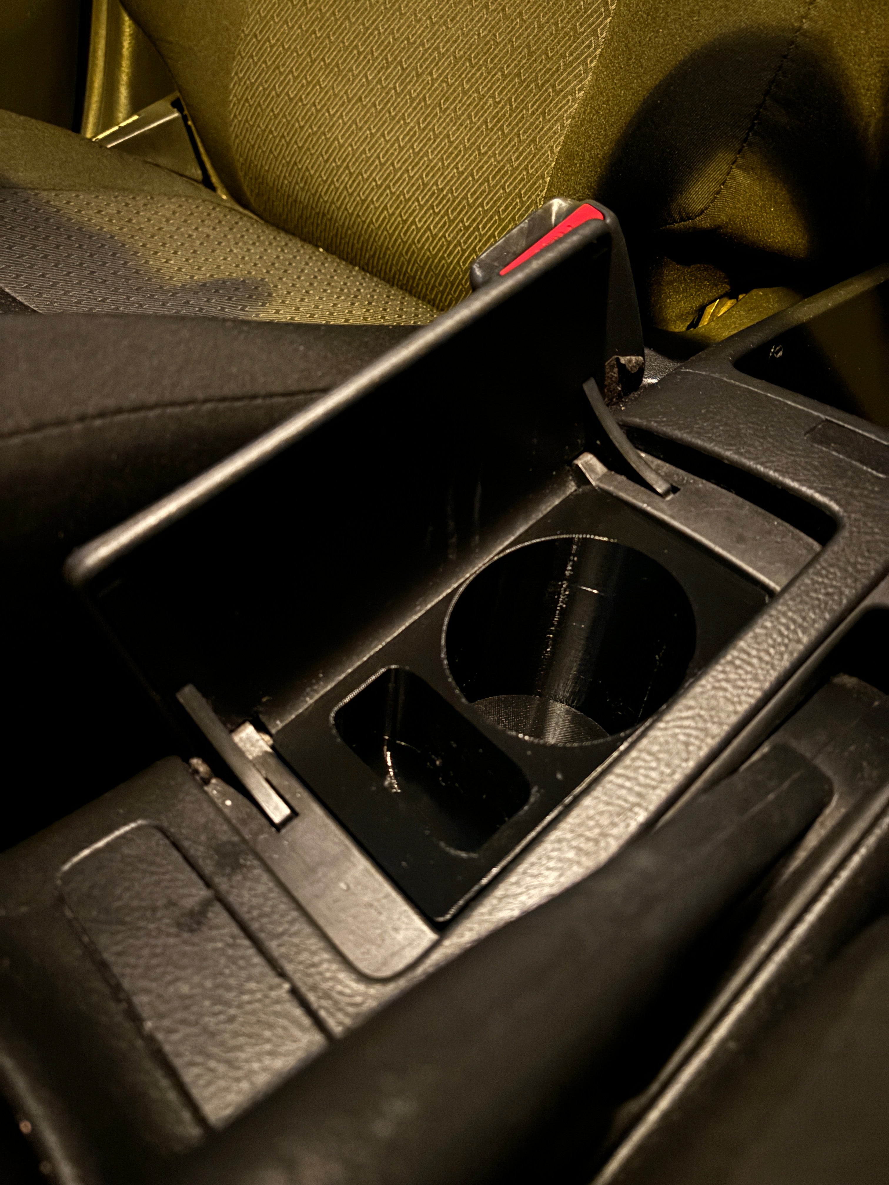 Cup holder Toyota avensis T25